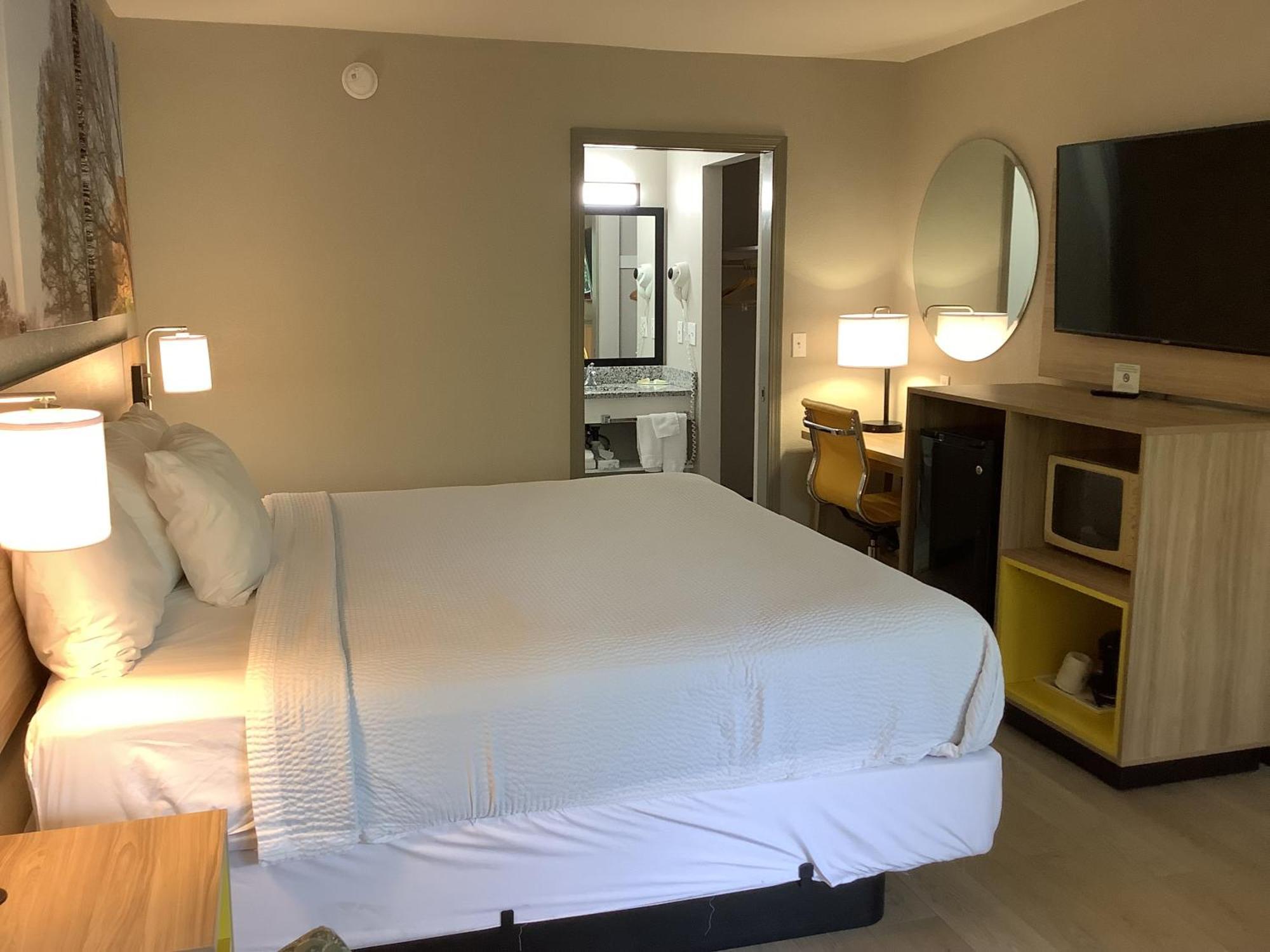 Days Inn By Wyndham Kingdom City Eksteriør bilde
