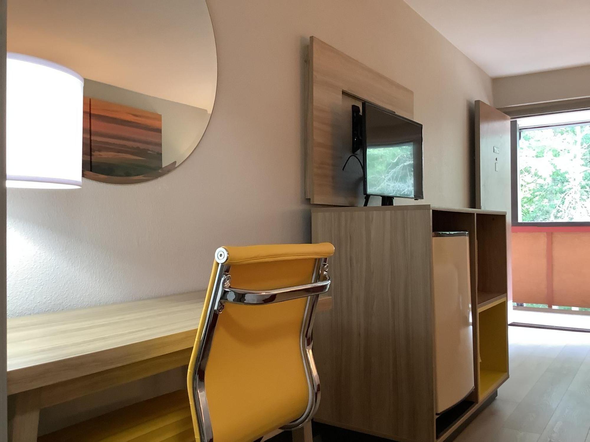 Days Inn By Wyndham Kingdom City Eksteriør bilde