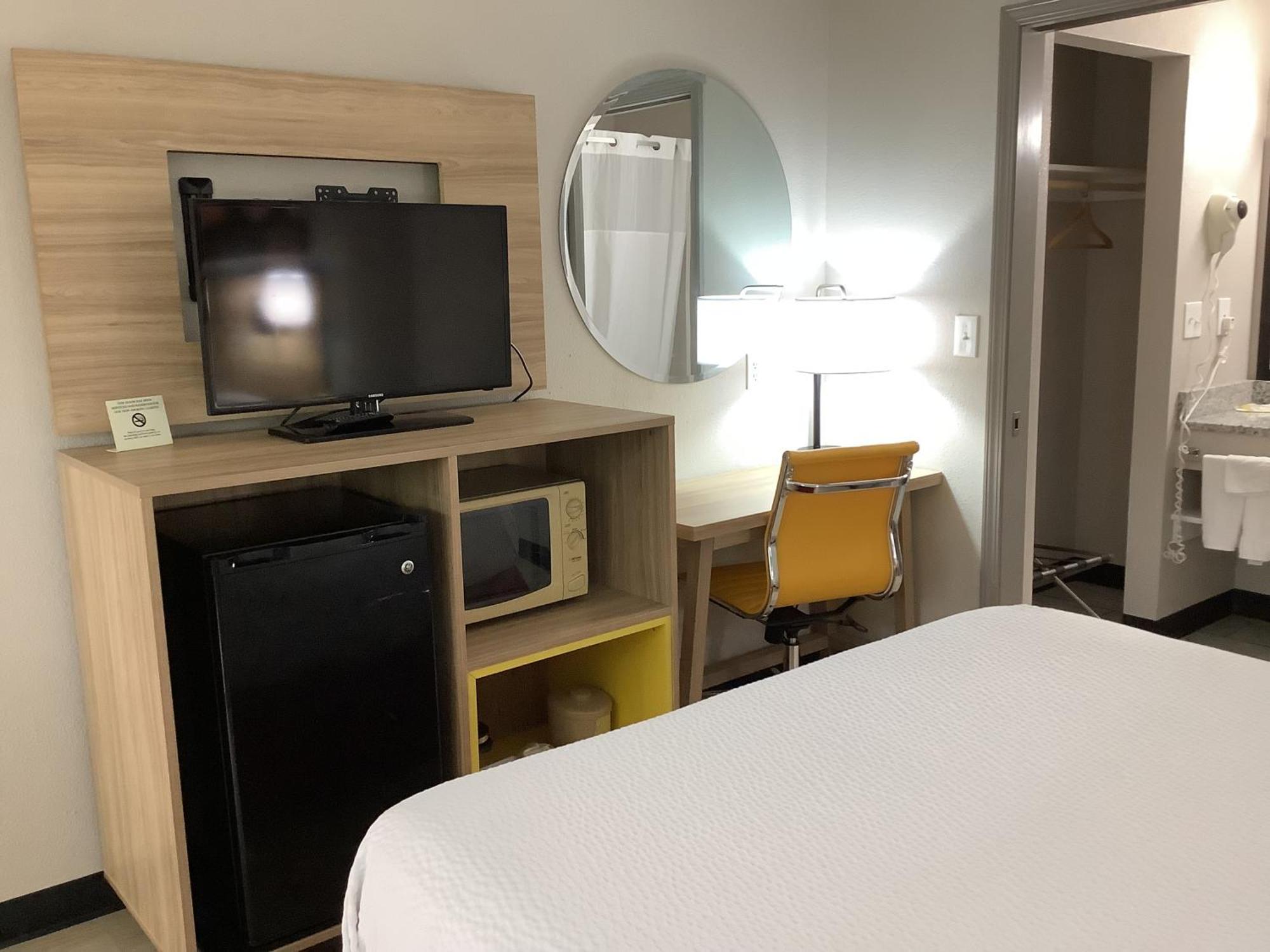 Days Inn By Wyndham Kingdom City Eksteriør bilde