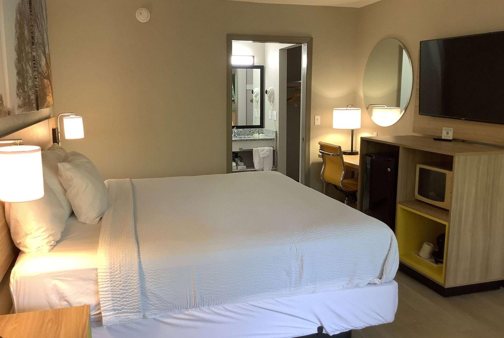 Days Inn By Wyndham Kingdom City Eksteriør bilde