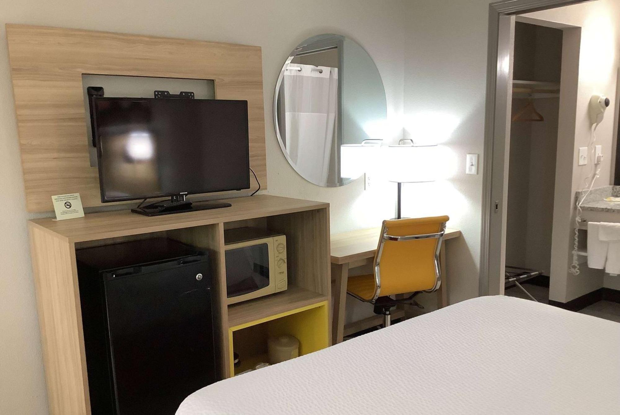 Days Inn By Wyndham Kingdom City Eksteriør bilde