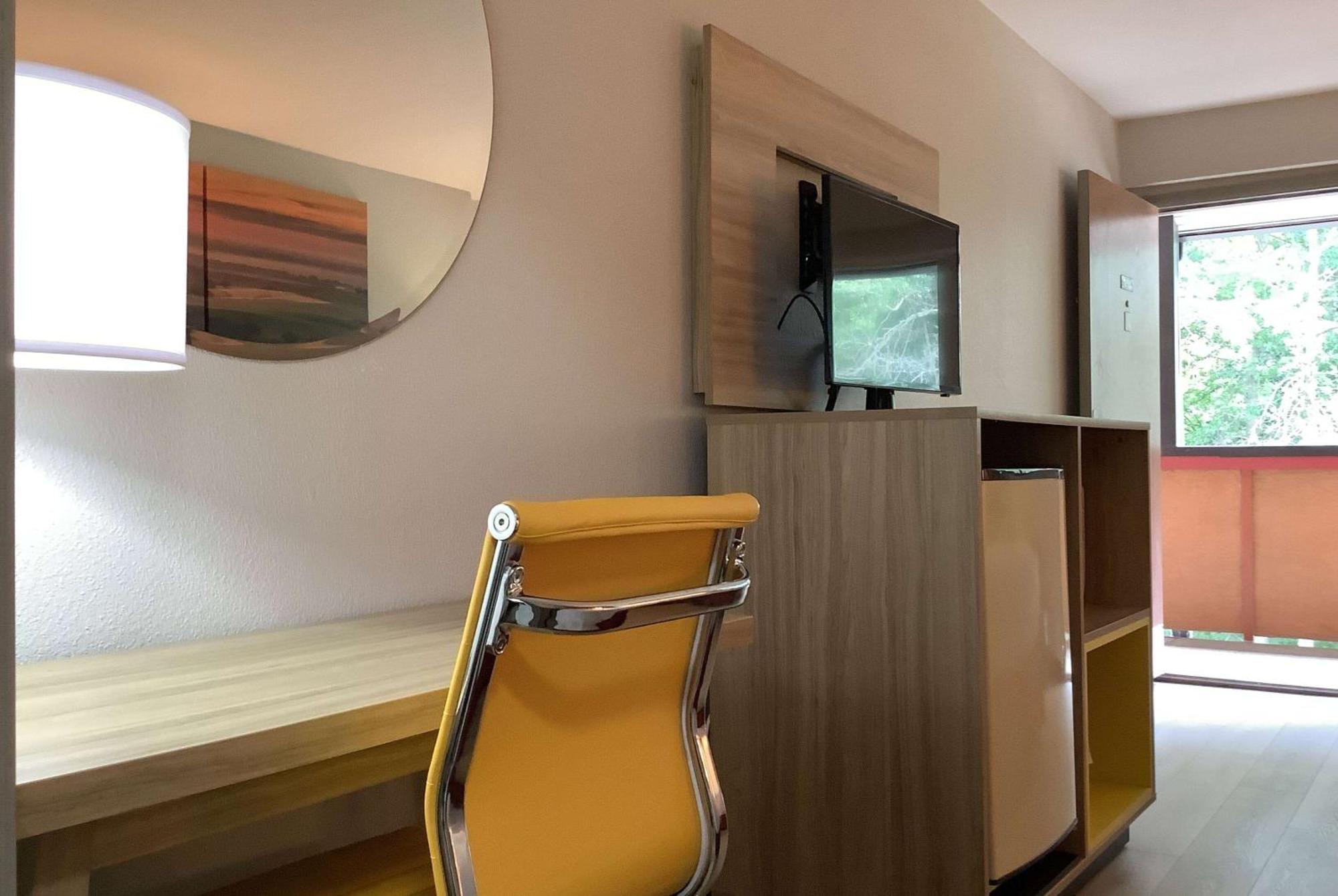 Days Inn By Wyndham Kingdom City Eksteriør bilde